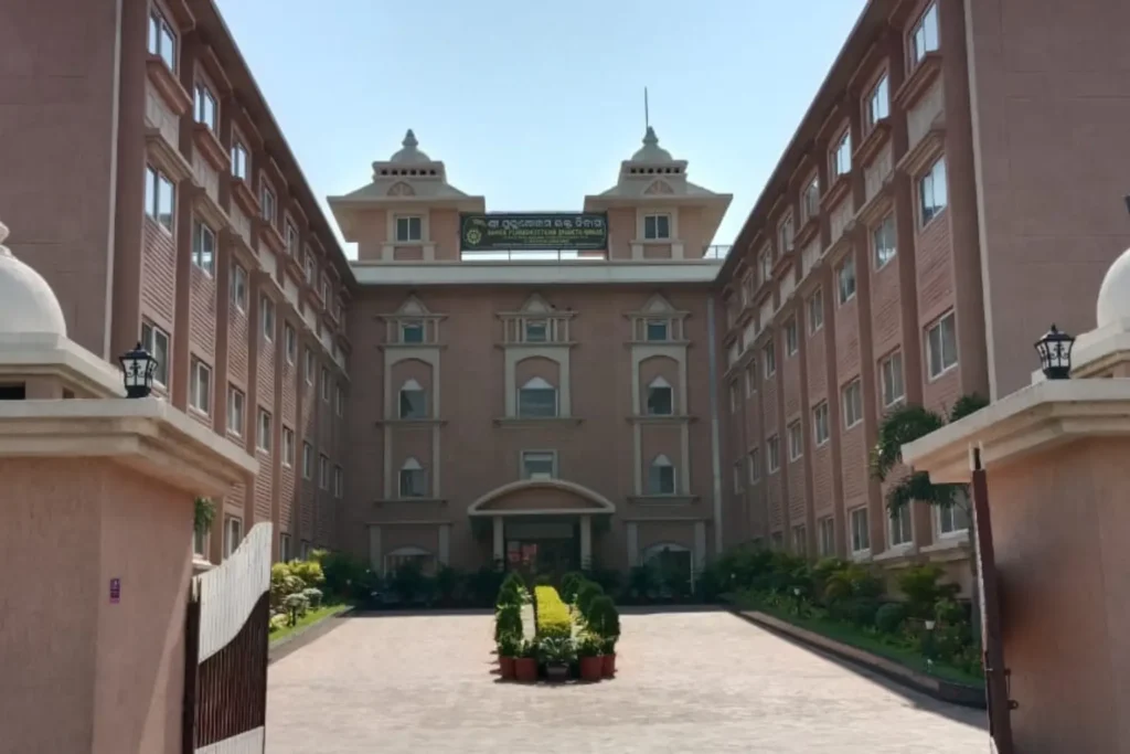 Purushottam Bhakta Nivas building exterior with a peaceful accommodation environment, welcoming entrance, and spiritual stay atmosphere for devotees and travelers.